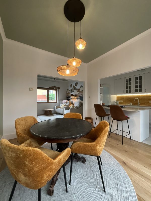 interior designer project deocration classical house eclectic colorfull living room kitchen dining room projet architecture d'intérieur décorateur decoratrice decoration maison classique salon salle à mnager cuisine